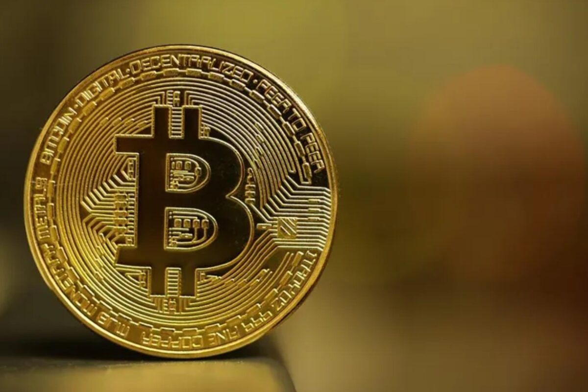 La caída de Bitcoin se profundiza y abre debate: ¿podría prolongarse el ciclo bajista hasta octubre de 2026?