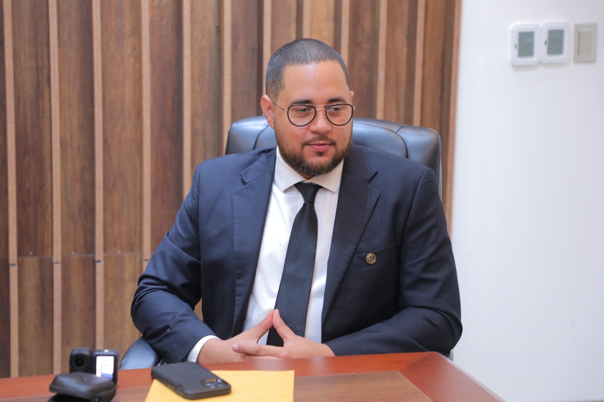 Carlos De Pérez y Argenis García del Rosario, impulsores del primer proyecto de ley sobre Bitcoin y criptomonedas en República Dominicana, 2026.
