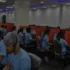Agentes jóvenes trabajando frente a sus computadoras en un centro de servicios (BPO)