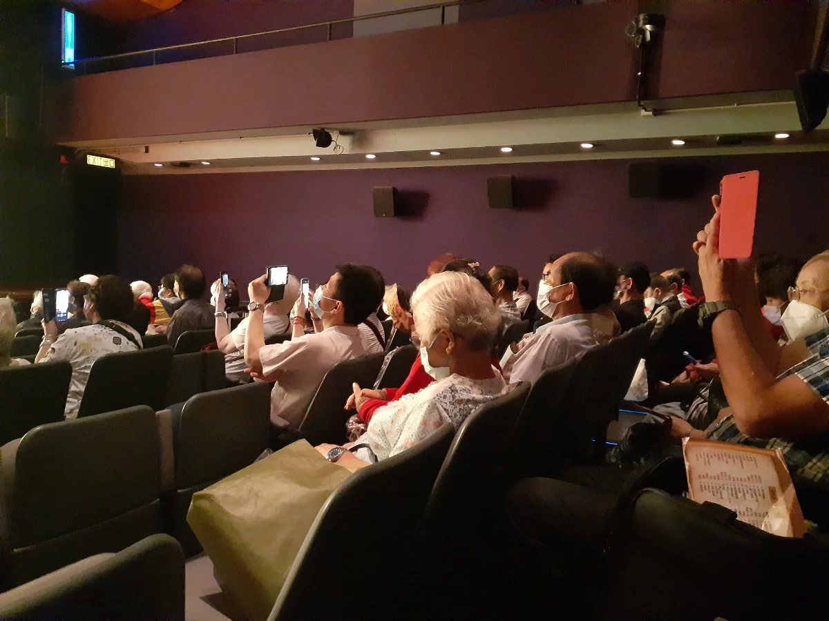 Multitud con teléfonos móviles en un evento
