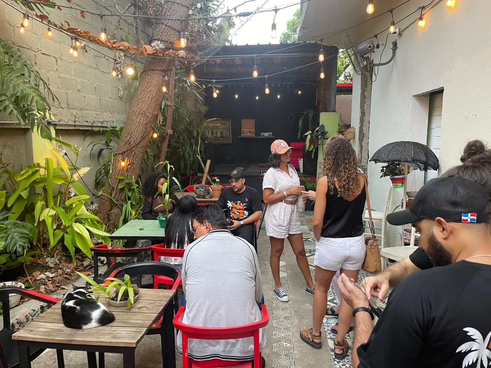 Asistentes compartiendo en el patio durante Bitcoin en la Zona