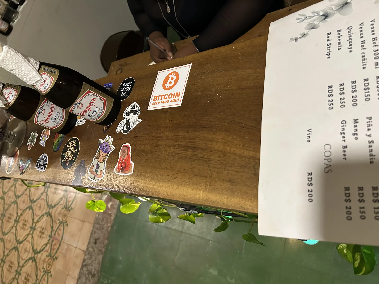 Distintivo de Bitcoin aceptado aquí en un establecimiento de la Ciudad Colonial