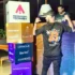 Asistente con la camiseta de Bitcoin Dominicana frente a los cubos de patrocinadores de Dominicana Tech Week 2026