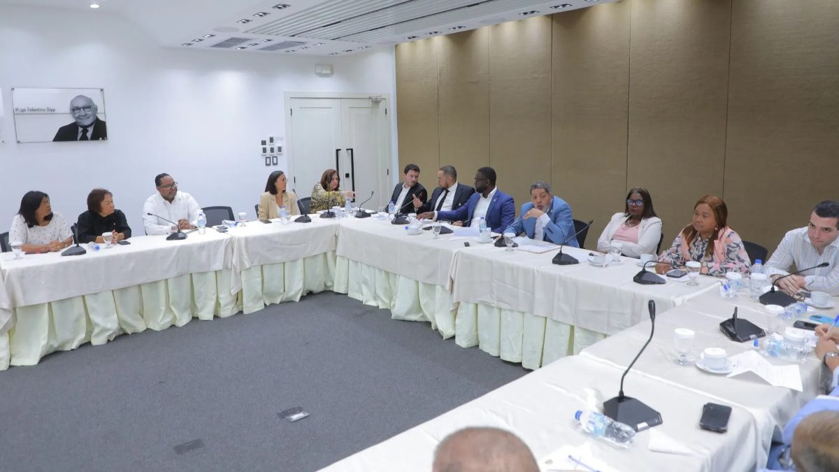 Miembros de Bitcoin Dominicana en una reunión de trabajo institucional sobre la adopción de Bitcoin en República Dominicana