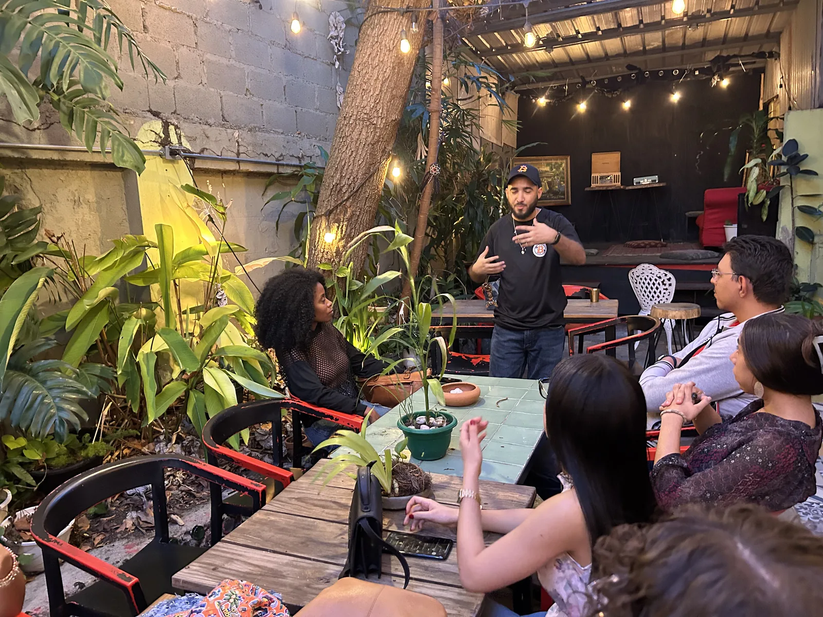 Conversación sobre Bitcoin en el patio de The Perpetual Lab