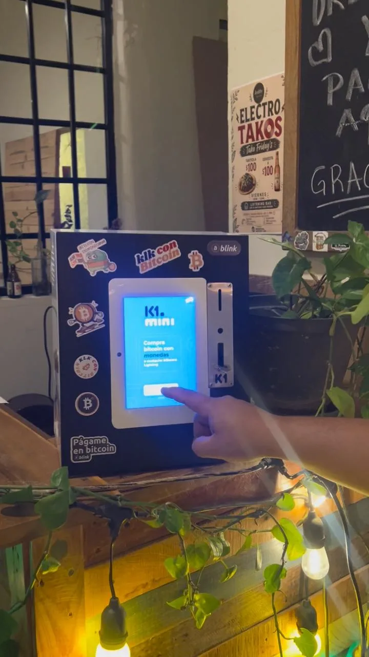 Asistentes conociendo el cajero Bitcoin K1 Mini durante Bitcoin en la Zona