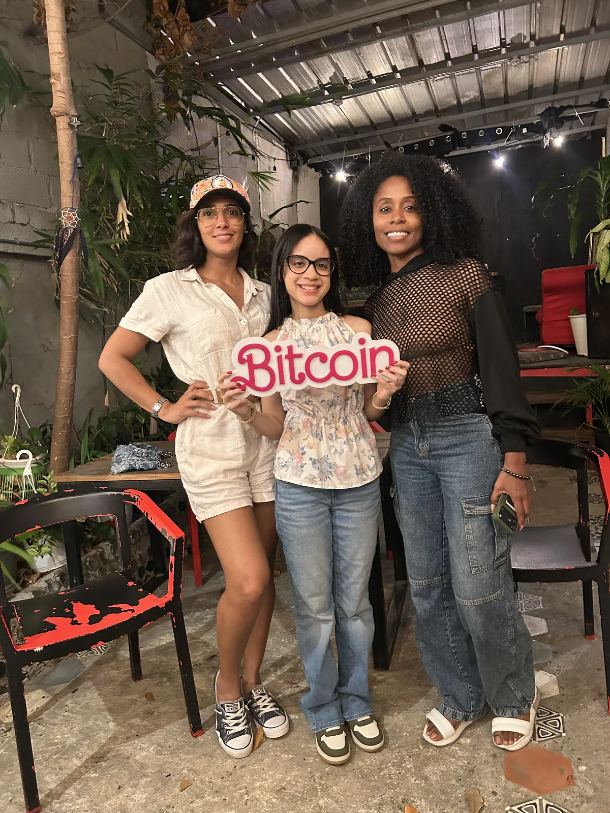 Miembros de la comunidad Bitcoin de Santo Domingo durante el encuentro