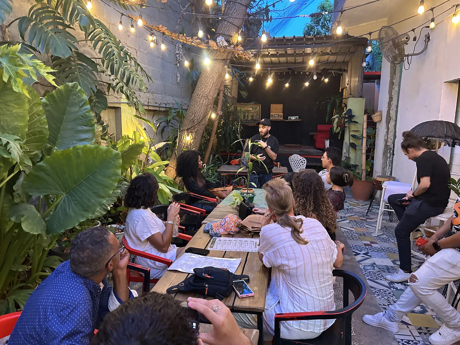 Asistentes conversando sobre adopción de Bitcoin en el patio de The Perpetual Lab