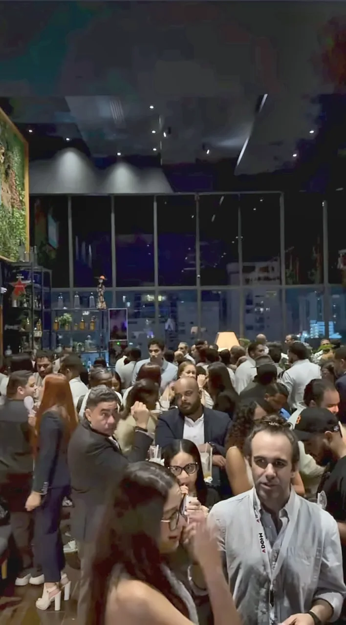 Sesión de networking entre startups, empresas y comunidades tecnológicas dominicanas