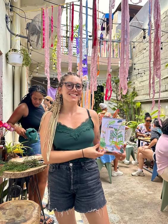 Taller creativo comunitario en The Perpetual Lab, espacio vinculado a la educación Bitcoin en la Zona Colonial de Santo Domingo