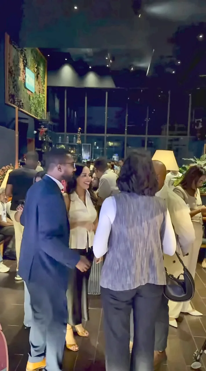 Emprendedores conversando durante la noche inaugural de Dominicana Tech Week 2026