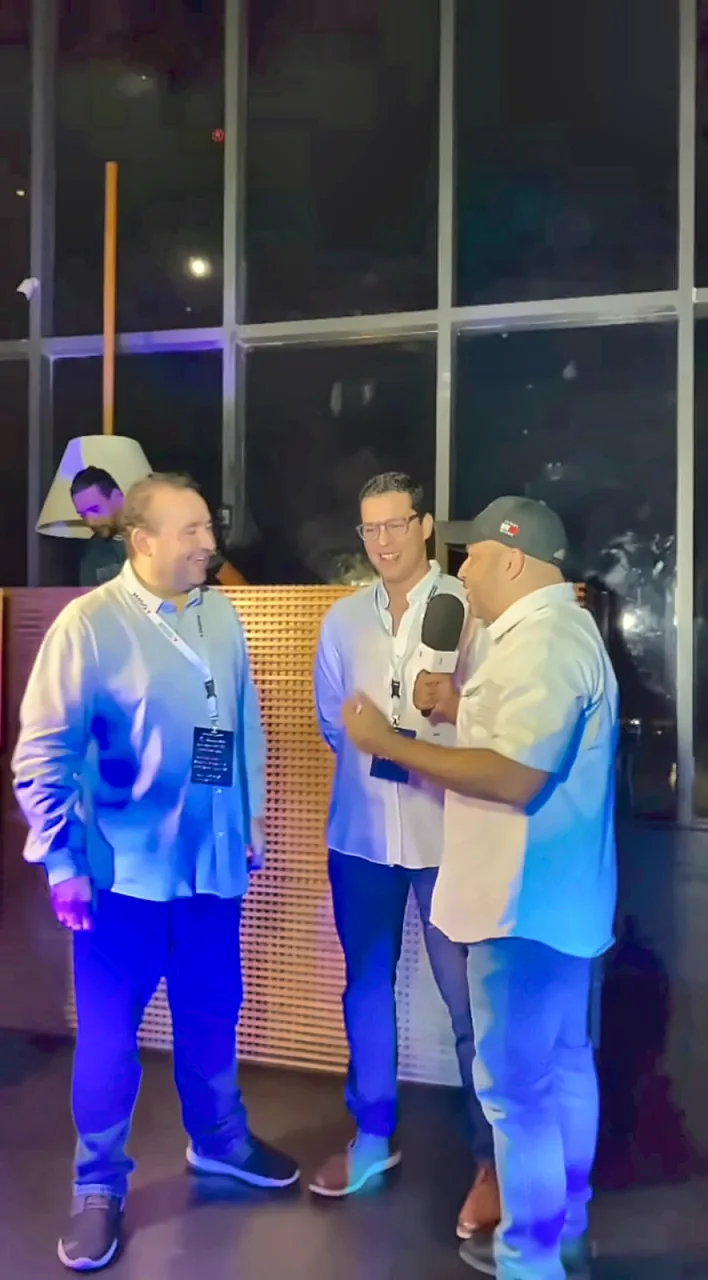 Conversaciones y entrevistas espontáneas al cierre de la jornada inaugural