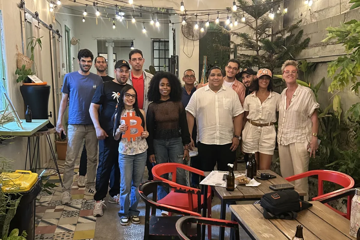 «Bitcoin en la Zona»: educación, primeras transacciones y adopción comercial en la Ciudad Colonial