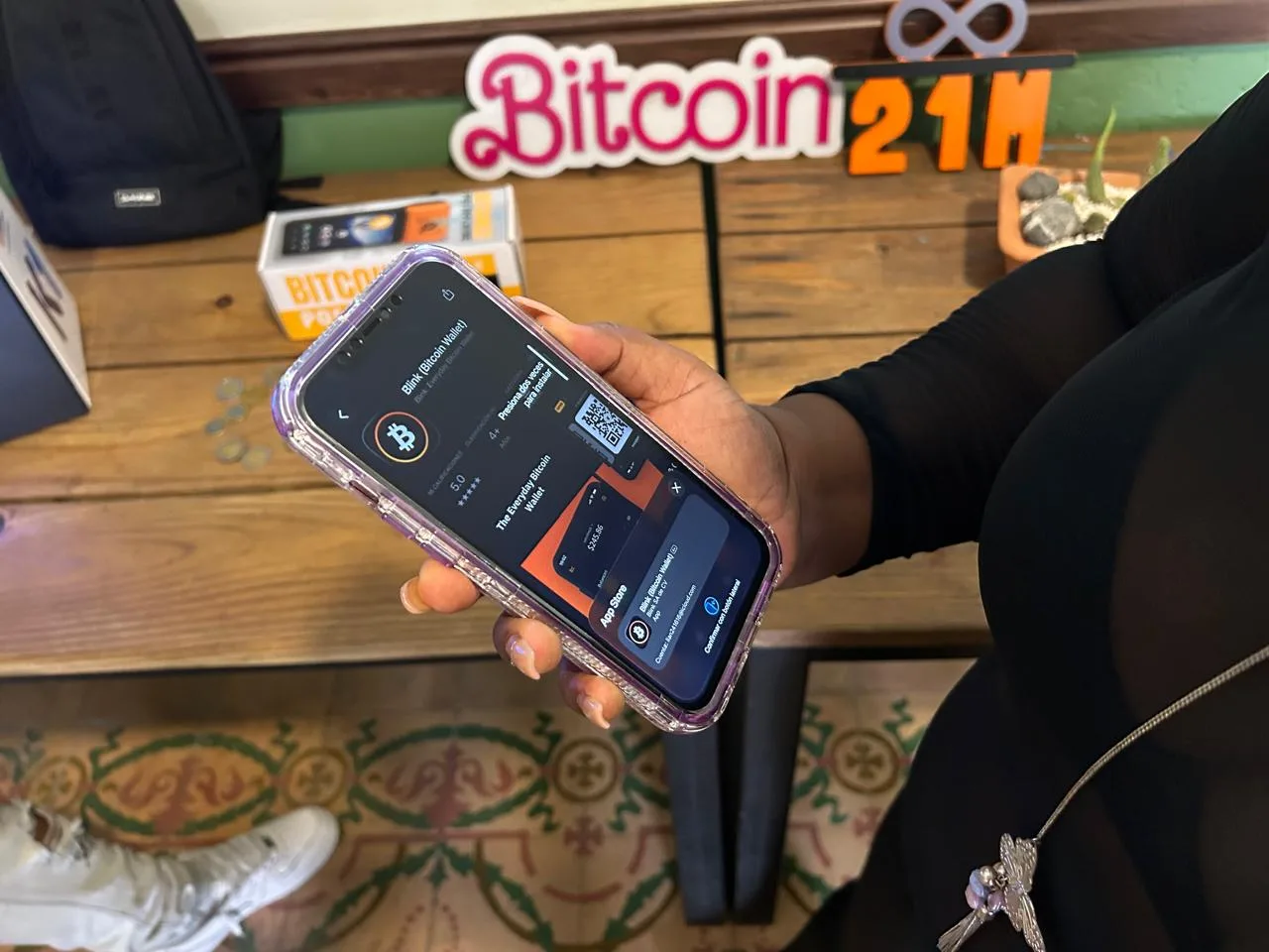 Asistente instalando una billetera Bitcoin en su teléfono durante Bitcoin en la Zona