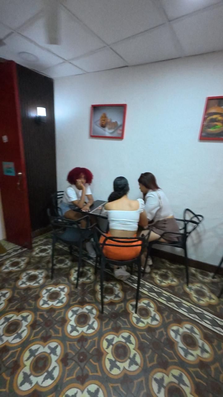 Participantes de un meetup de Bitcoin Dominicana conversando en Rojís Fast Food, comercio que acepta bitcoin en la Zona Colonial de Santo Domingo