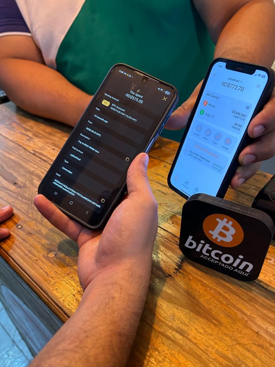 Cliente pagando con Bitcoin a través de Lightning Network en Rojís Fast Food, República Dominicana
