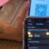 Dos personas completan un pago real con Bitcoin por Lightning Network escaneando un código QR en un comercio de la Zona Colonial de Santo Domingo