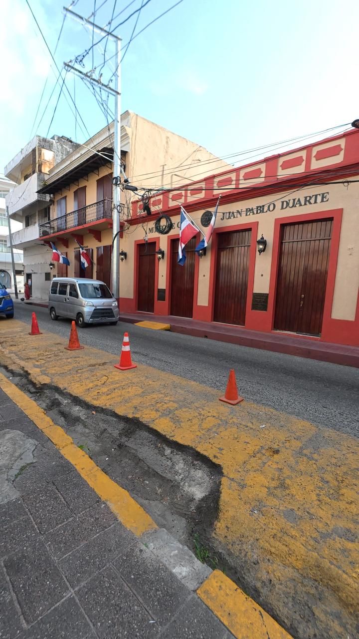 Calle histórica de la Zona Colonial de Santo Domingo, destino del turismo Bitcoin en República Dominicana