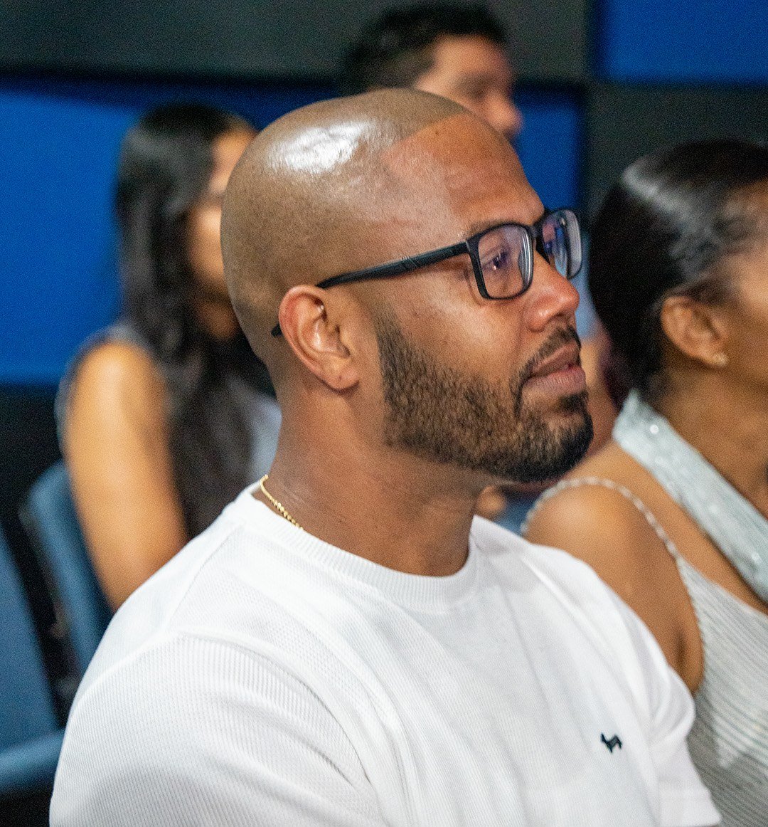 Asistente atento al panel en el auditorio de El Este Emprende 2026