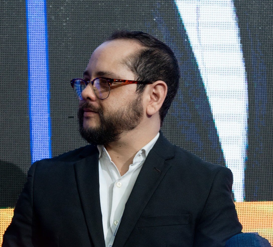 Ernesto Folch escucha durante el panel de IA, dinero y Bitcoin en La Romana