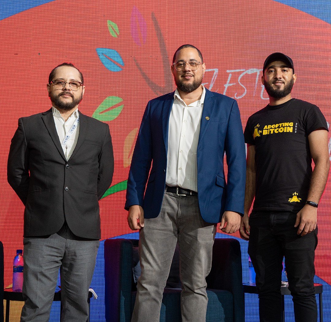 Ernesto Folch, Pedro Vital y Carlos Gutiérrez de pie en el escenario de El Este Emprende 2026