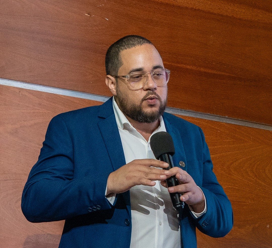 Pedro Vital habla con micrófono en el panel de IA, dinero y Bitcoin en La Romana